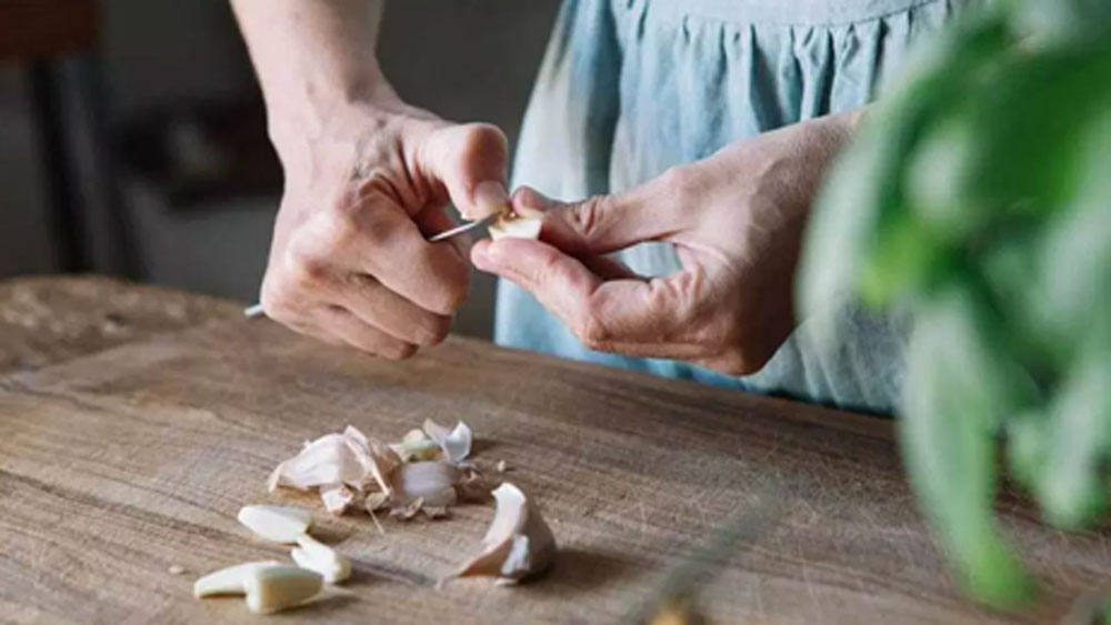 রসুনের অনেক গুণ। রসুনের মধ্যে অর্গানোসালফার রয়েছে, যা হার্ট, মস্তিষ্ক এবং খাদ্যনালী ভাল রাখতে সাহায্য করে। কিন্তু বেশি করে রসুন খেলেই করোনাভাইরাসের সঙ্গে লড়াইয়ের প্রতিরোধ ক্ষমতা গড়ে তোলা যাবে না।