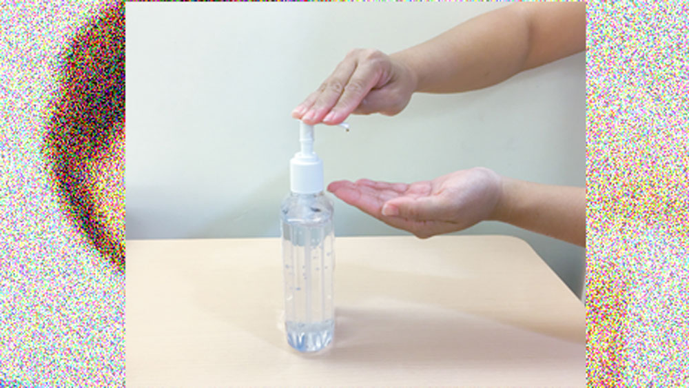 নাক-মুখ-চোখ দিয়েই এই ভাইরাস শরীরে ঢুকছে। তাই বারবারই হু-র তরফে নাক-মুখ-চোখে হাত নিয়ে যেতে নিষেধ করা হচ্ছে এবং বারবার অ্যালকোহল জাতীয় স্যানিটাইজার দিয়ে বা সাবান দিয়ে হাত ঢোওয়ার কথা বলা হচ্ছে। সচেতন মানুষ এই নির্দেশিকা মেনেই চলছেন, তার বাইরেও ভুল ধারণার জেরে অতিরিক্ত কিছু সুরক্ষা নিচ্ছেন।