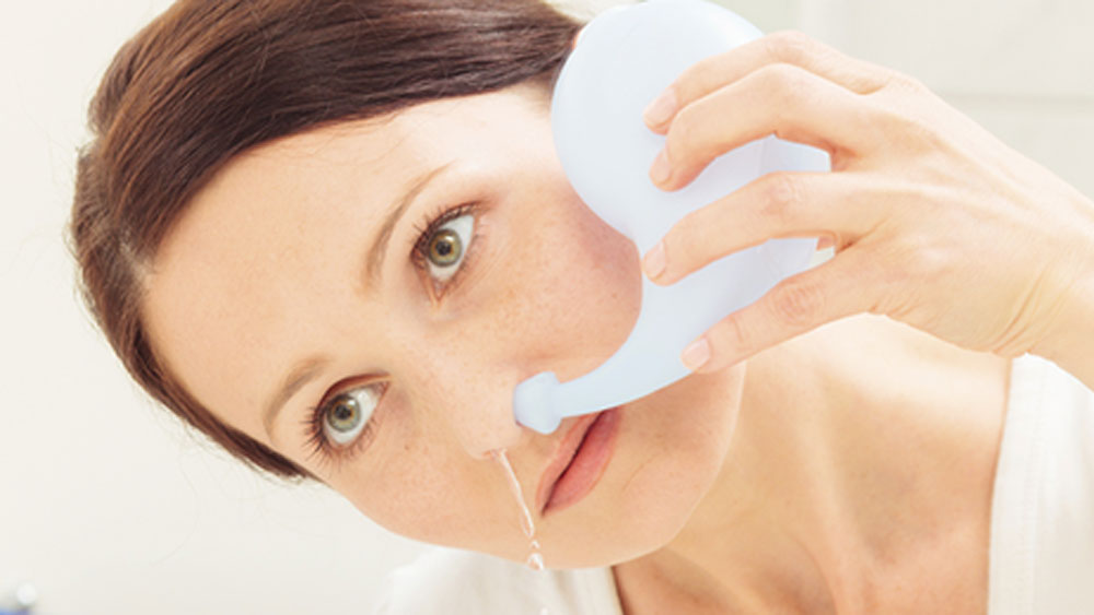 যেমন, নাকে নুন জল ঢুকিয়ে নাক পরিষ্কার করছেন, মাউথ ওয়াশ দিয়ে বারবার গার্গল করছেন। চিকিত্সকেরা জানিয়েছেন, এতে অনেক জীবানুই মারা যেতে পারে, কিন্তু করোনাভাইরাসের কোনও ক্ষতি হবে না।