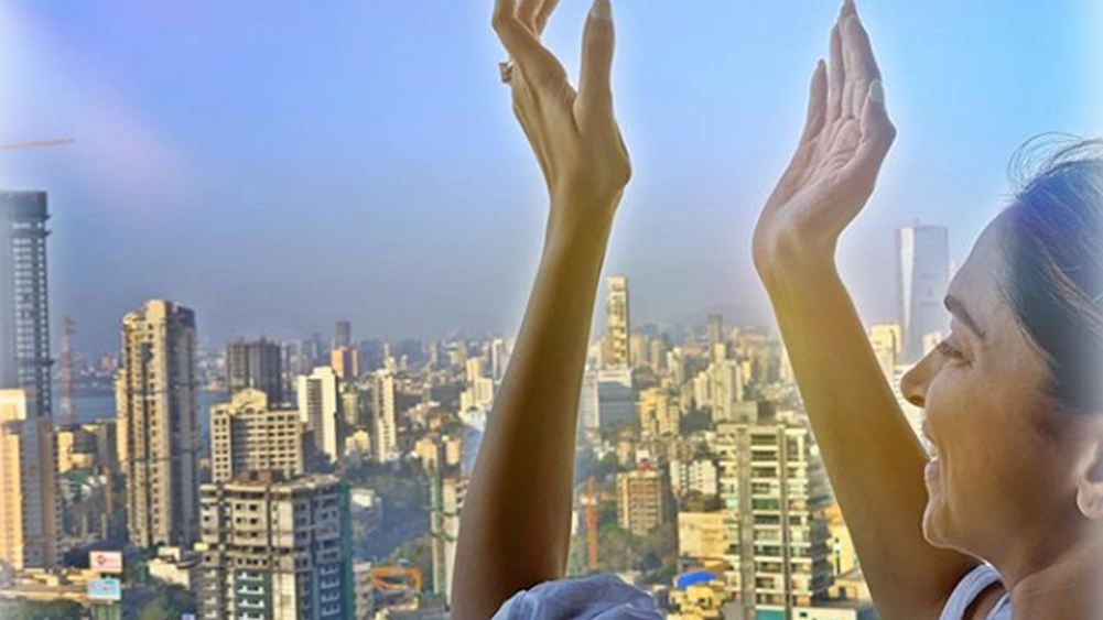 হাততালি দিয়ে অভিবাদন জানালেন দীপিকা পাড়ুকোনও। রণবীর শেয়ার করলেন সেই ছবি।