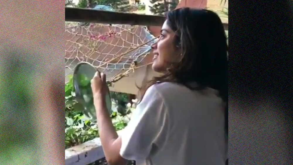 দীপিকার মতোই পাঁচটা বাজতেই থালা বাসন বাজালেন জাহ্নবী কপূরও।