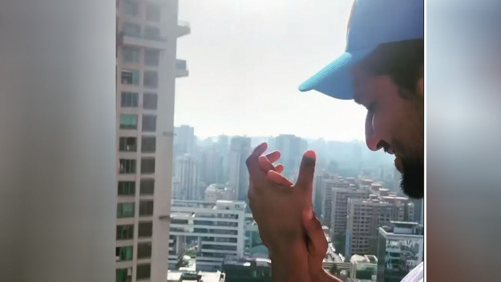 নিজের হাইরাইজের ব্যালকনিতে দাঁড়িয়ে এখনও যে সমস্ত মানুষ কাজ করে যাচ্ছেন, তাঁদের ধন্যবাদ জানালেন বলি পাড়ার হার্টথ্রব ভিকি কৌশল।