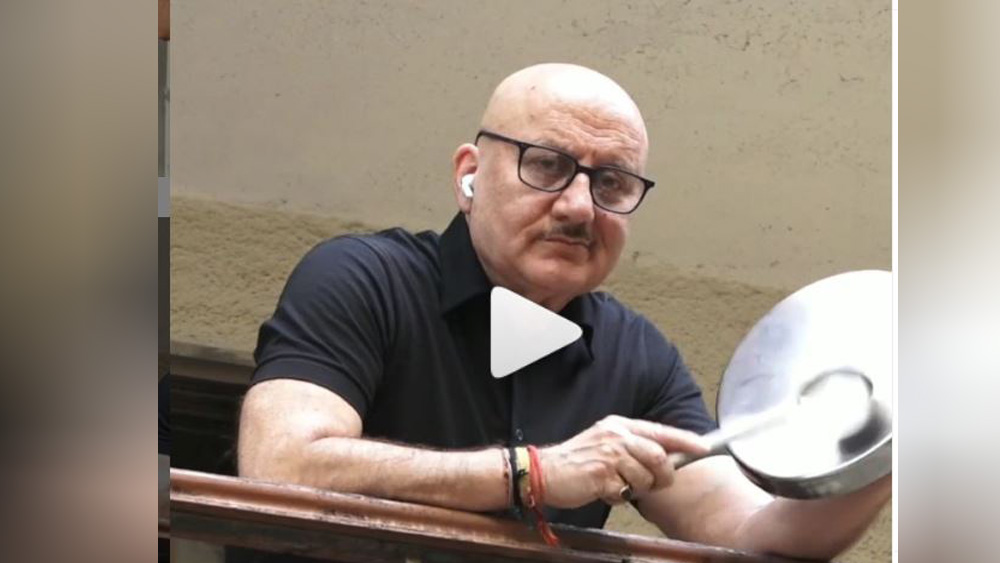 নিজের ব্যালকনিতে থালা-বাসন নিয়েই বাজাতে শুরু করেছিলেন অনুপম খের।