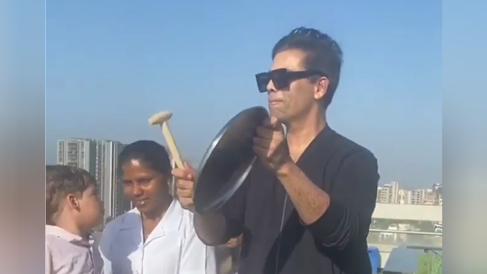 মা হিরু জোহর এবং তিন সন্তানের সঙ্গে কাঁসর বাজাতে দেখা গেল কর্ণ জোহরকেও।