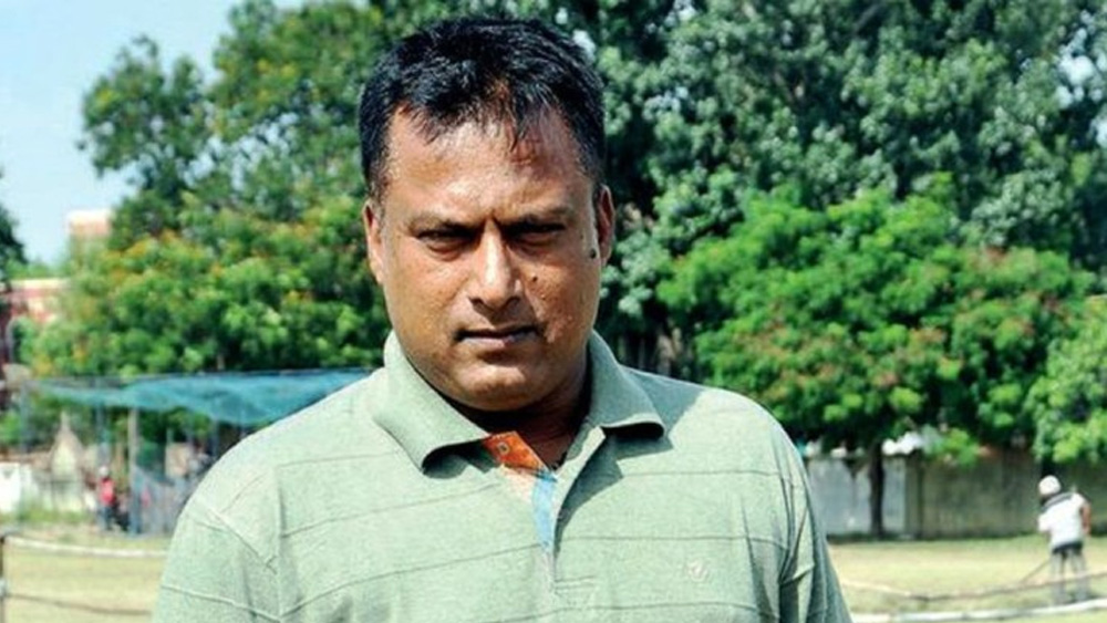 ১৯৬৬ সালের ২৪ সেপ্টেম্বর মুম্বইয়ে জন্ম অতুলের। প্রথম শ্রেণির ক্রিকেটে ৬৪ ম্যাচে তাঁর মোট রান ৩১৩৬। সর্বোচ্চ রান ১৫৯। উইকেট পেয়েছেন দু’টি। লিস্ট এ ক্রিকেটে ৬০টি ম্যাচে রান করেছেন ১২১৭। সর্বোচ্চ ৭৮। উইকেট আটটি।