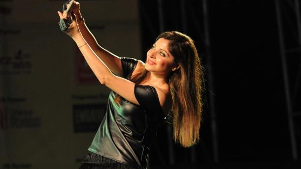 কণিকার জন্ম ১৯৭৮ সালের ২১ অগস্ট। তাঁর বাবা শিল্পপতি। মায়ের একটি বুটিক আছে। বারো বছর বয়সে তাঁর ধ্রপদী সঙ্গীতপাঠের হাতেখড়ি। তাঁর গুরু ছিলেন বারাণসী ঘরানার পণ্ডিত গণেশপ্রসাদ মিশ্র।