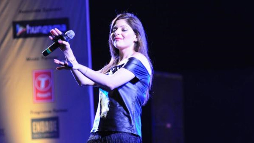 গান শেখার পাশাপাশি আকাশবাণীতে অনুষ্ঠান করতে লাগলেন পঞ্চদশী কণিকা। স্কুলে পড়ার সময় অংশ নিতেন বিভিন্ন প্রতিযোগিতায়। একসঙ্গে সমান তালে চলছিল গান আর পড়াশোনা।