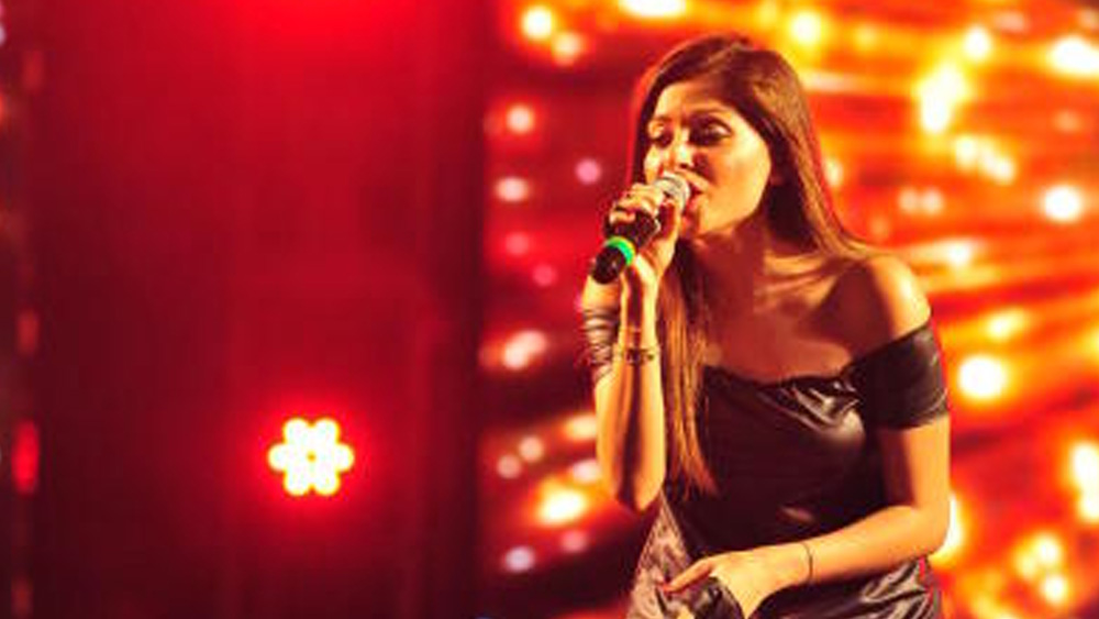 বিএ পাশ করার পরে সঙ্গীতে স্নাতকোত্তর করেন কণিকা। এর পর তাঁর পথচলা শুধুই গানের পথে। কেরিয়ারের জন্য পাড়ি দেন মুম্বই।