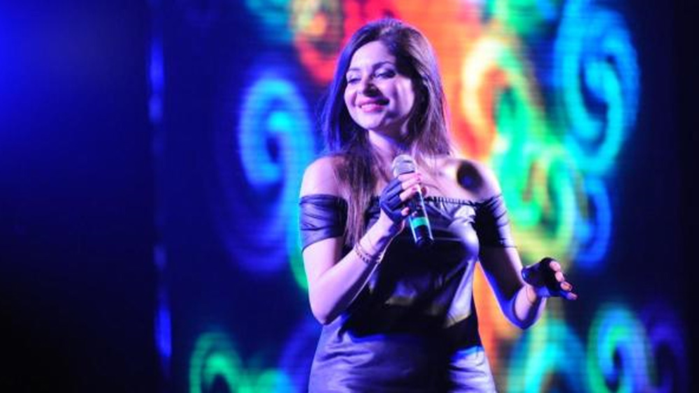 কিন্তু সে সময় কেরিয়ার আর শুরু করা হল না। মাত্র উনিশ বছর বয়সে ১৯৯৭ সালে বিয়ে হয়ে গেল কণিকার। প্রবাসী ব্যবসায়ী রাজ চন্দোকের সঙ্গে। বিয়ে‌র পর কণিকা চলে যান লন্ডন।