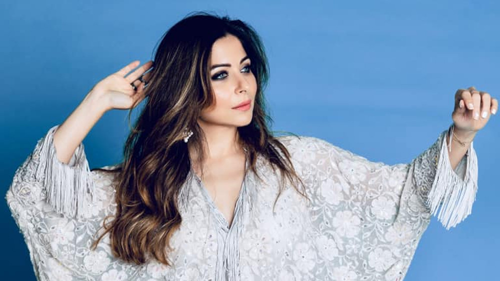 আরও এক বার জীবনের কঠিন সময়ের সামনে কণিকা কপূর। গত ১৫ মার্চ লন্ডন থেকে দেশ ফেরেন কণিকা। কিন্তু নিজেকে ১৪ দিন হোম কোয়রান্টিন করে রাখার পরিবর্তে বেশ কয়েকটি পার্টিতে গিয়েছিলেন তিনি। সেই পার্টিতে উপস্থিত ছিলেন বিজেপি নেত্রী বসুন্ধরা রাজে সিন্ধিয়া এবং তাঁর পুত্র সাংসদ দুষ্মন্ত সিংহ-ও। বসুন্ধরা-দুষ্মন্ত ছাড়াও ওই পার্টিতে উপস্থিত ছিলেন উত্তরপ্রদেশ এবং রাজস্থানের আরও ৯৬ জন সাংসদ। এঁদের মধ্যে রয়েছেন প্রতিরক্ষামন্ত্রী রাজনাথ সিংহ, প্রাক্তন সেনা প্রধান ভি কে সিংহ, গজেন্দ্র শেখাওয়াত, অর্জুন রাম মেঘাওয়াল, কৈলাস চৌধুরি, সাধ্বী নিরঞ্জন জ্যোতি, রাজ্যবর্ধন সিংহ রাঠৌর, হেমা মালিনী, রীতা বহুগুণা, সাক্ষী মহারাজ প্রমুখ।