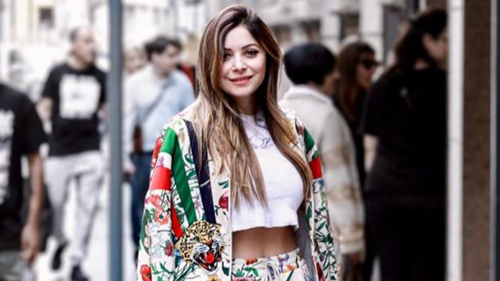 লখনউয়ের তাজমহল হোটেলে ১৩-১৫ মার্চের মধ্যে একাধিক পার্টিতে উপস্থিত ছিলেন কণিকা। ওই হোটেল সাময়িক ভাবে বন্ধ রাখার নির্দেশ দিয়েছে জেলা প্রশাসন। লন্ডন ভ্রমণের কথা লুকিয়ে যে ভাবে কণিকা পার্টিতে যোগ দিয়ে ঘুরে বেড়িয়েছেন, তাতে তাঁর সমালোচনায় সরব হয়েছেন অনেকেই। যদিও ইতিমধ্যে নিজের ইনস্টাগ্রাম অ্যাকাউন্ট থেকে একটি পোস্ট করে কণিকা জানিয়েছেন, তিনি ভাল আছেন। অল্প জ্বর রয়েছে। তবে দুশ্চিন্তার কোনও কারণ নেই।