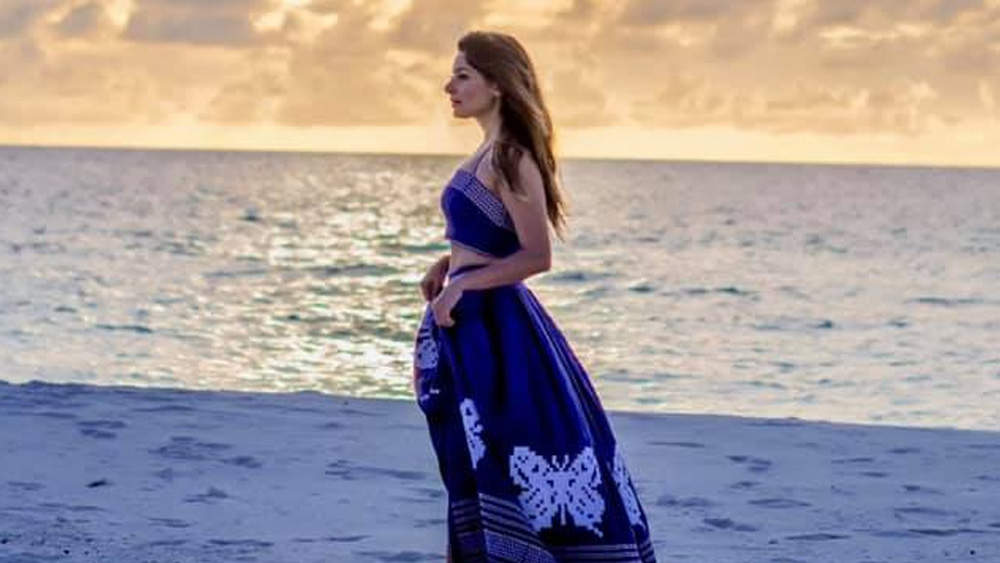 তাঁর বিরুদ্ধে এফআইআর দায়ের করেছে লখনউ পুলিশ। লখনউ পুলিশ কমিশনার সুরজিৎ পাণ্ডে সংবাদমাধ্যমকে বলেন, “ভারতীয় দণ্ডবিধির ২৬৯, ২৭০ এবং ১৮৮ ধারা অনুযায়ী, সংক্রামক ব্যধি ছড়ানো এবং আপৎকালীন পরিস্থিতিতে সরকারি নির্দেশ অমান্য করার জন্য ওই গায়িকার বিরুদ্ধে এফআইআর দাখিল করা হয়েছে। আমরা গোটা বিষয়টি খতিয়ে দেখছি।”