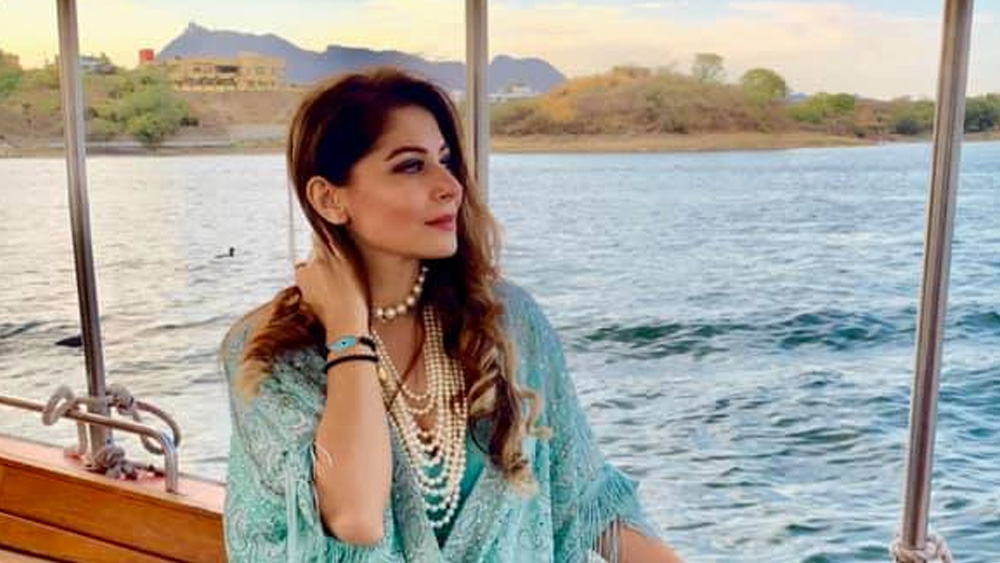 অন্য দিকে লখনউয়ে সঞ্জয় গাঁধী পিজিআইএমএস চিকিৎসাধীন কণিকার বিরুদ্ধে তারকাসুলভ আচরণের অভিযোগ উঠেছে। তাঁকে অন্য রোগীদের মতোই চিকিৎসকদের সঙ্গে সহযোগিতা করার আর্জি জানিয়েছেন হাসপাতাল কর্তৃপক্ষ। তাঁরা জানান, গায়িকাকে নিজস্ব শৌচালয়-সহ বাতানুকূল ঘরে রাখা হয়েছে। বাতানুকূল যন্ত্র থেকে সংক্রমণ ছড়ানো এড়াতে বিশেষ ‘এয়ার হ্যান্ডলিং ইউনিট’-এর ব্যবস্থাও করা হয়েছে।