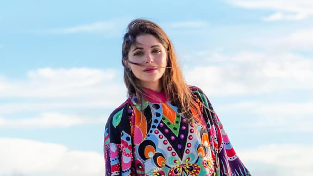 অন্য দিকে, হাসপাতালের তরফে টুইট করে জানানো হয়, গায়িকাকে এখন তারকা নয়, অন্য রোগীর মতোই হাসপাতালের সঙ্গে সহযোগিতা করতে হবে। বাতানুকূল ঘর, গ্লুটেনমুক্ত খাদ্য-সহ হাসপাতালে যে যে সুবিধে দেওয়া যেতে পারে তার সবই তাঁকে দেওয়া হয়েছে। (ছবি: আর্কাইভ ও ফেসবুক)