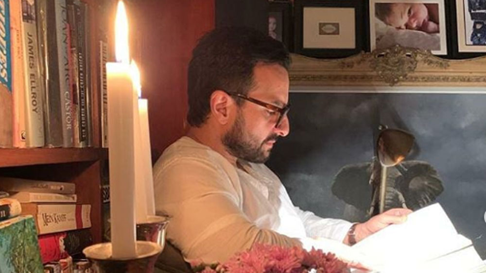 ইনস্টাগ্রামের নতুন সদস্য করিনা কপূর। পতৌডী-বাড়িতে কোয়রান্টিন হয়ে রয়েছেন তিনি এই মুহূর্তে। স্বামী সইফ আলি খান এই সময়টায় নিজেকে পুরোপুরি বইয়ে বন্ধ করেছেন। সইফ আলি খানের এই ছবিটা শেয়ার করে করিনা লিখেছেন, ‘মনে হচ্ছে এক সপ্তাহের জন্য বুকড।’