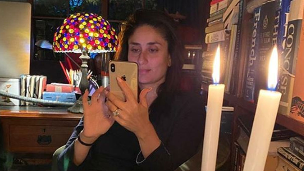 আমির খানের সঙ্গে ‘লাল সিং চাড্ডা’-র শুটিংয়ে ব্যস্ত ছিলেন করিনা। সে সময়ই করোনাভাইরাসের জেরে শুটিং বন্ধ রাখার সিদ্ধান্ত নেন প্রযোজক। তার পর থেকেই ঘরবন্দি করিনা।