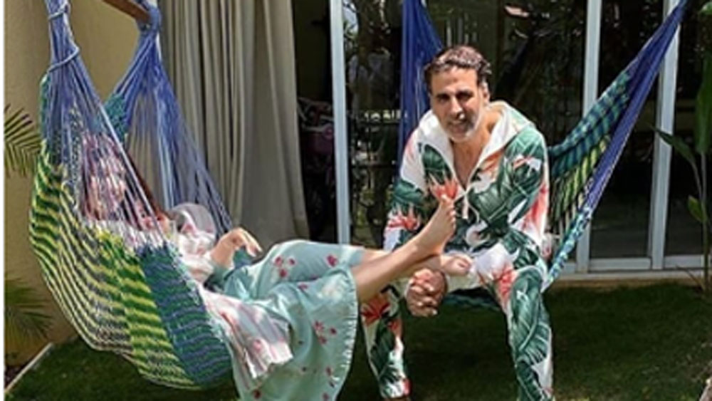 ‘সূর্যবংশী’-র শুটিংয়ে ব্যস্ত ছিলেন অক্ষয় কুমার। শুটিং বন্ধ। তাই নিয়ম-বিধি মেনে আপাতত ঘরবন্দি তিনিও। স্ত্রী টুইঙ্কল খন্না এবং সন্তানদের সঙ্গে কোয়ালিটি টাইম কাটাচ্ছেন।