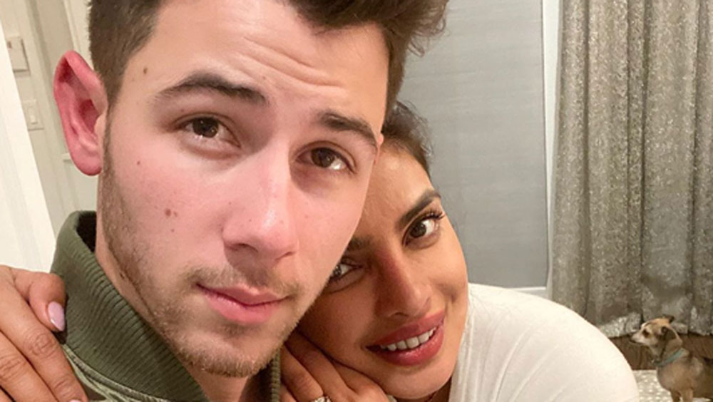 সম্প্রতি ভারত থেকে আমেরিকায় ফিরেছেন তিনি। মার্কিন টেলিভিশনের কিছু কাজ বাকি ছিল তাঁর। সে জন্যই তড়িঘড়ি আমেরিকায় ফেরা। তবে সেই কাজ এখন বন্ধ। প্রিয়ঙ্কা চোপড়াও তাই ঘরবন্দি।