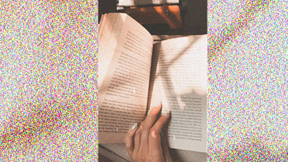 ইনস্টাগ্রামে বইয়ের একটা ছবি শেয়ার করে লিখেছেন, ‘বিইং হোম’ অর্থাত্ সারাদিন বই পড়েই কেটে যাচ্ছে তাঁর।