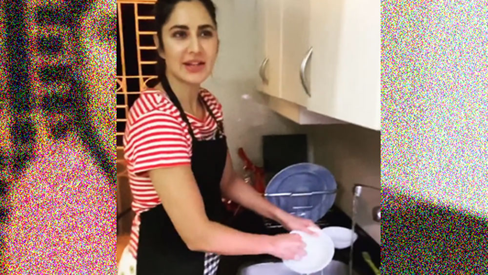 শুধু কি ক্যাটরিনা কইফ-ই ঘরবন্দি। তাঁর বাড়ির পরিচারিকাও ঘরবন্দি। তাই রান্না থেকে শুরু করে বাড়ির যাবতীয় কাজ এখন তাঁকেই করে নিতে হচ্ছে। বাসন ধোয়ার একটা ভিডিয়োও শেয়ার করেছেন ক্যাটরিনা।