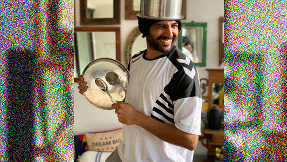 ‘পতি পতনি অউর ওহ্‌’- অভিনেতা কার্তিক আরিয়ানও একই কাজ করছেন বাড়িতে। এতদিন যেগুলো পরিচারিকা করে দিতেন, এখন সেগুলো সব নিজেই করে নিচ্ছেন।