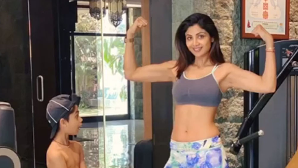 শিল্পা শেট্টি রান্না করতে খুবই ভালবাসেন। ইউটিউবে তাঁর রান্নার একটি চ্যানেলও রয়েছে। সময় পেলে বাড়িতেও তিনি রান্নাবান্না করে থাকেন। আর এখন তো অফুরন্ত সময়। তাই দুই সন্তান, স্বামীকে নিয়ে চুটিয়ে সংসার করে নিচ্ছেন।