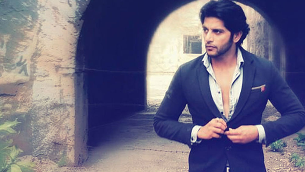 এই সময়ে বাড়ির কাজকর্ম সারছেন অভিনেতা কর্ণবীর বোহ্‌রাও। বাচ্চাদের খাওয়ানো থেকে শুরু করে, ঘর পরিষ্কার- সব কাজ একা হাতে সামলাচ্ছেন তিনি।