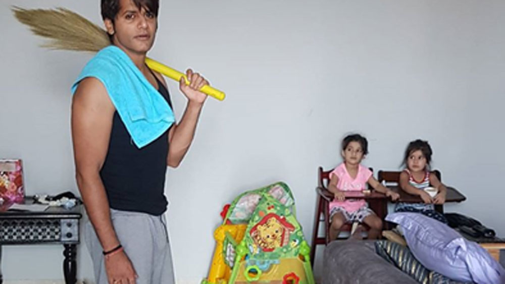 সেই ছবি শেয়ার করে সমস্ত পুরুষদের উদ্দেশে বার্তা দিয়েছেন, ‘বাড়িতে এই সময় পরিচারিকা নেই, বাচ্চাদের স্কুলও বন্ধ। তাই বাড়ির কাজে মহিলাদের সাহায্য করাটা খুবই জরুরি এই সময়ে।’