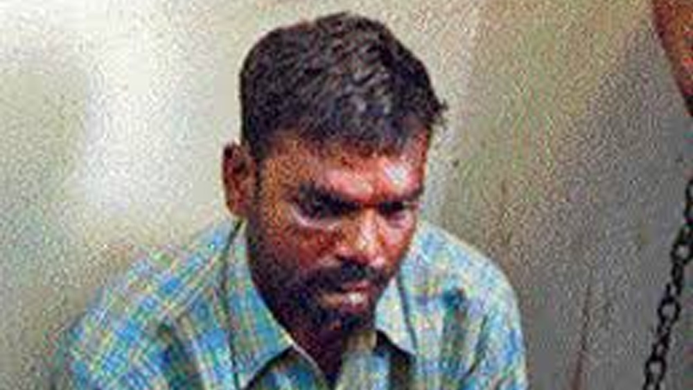 প্রাচীরের উপরে বিছিয়ে থাকা কাচের টুকরোর হাত থেকে বাঁচার জন্য দু’পায়ে জড়িয়ে নিয়েছিল হাসপাতালের বিছানার চাদর। ভারসাম্য রক্ষার জন্য ছিল লম্বা বাঁশের লাঠি। তারপরেও প্রাচীরের গায়ে পাওয়া গিয়েছিল রক্তের ফোঁটা।