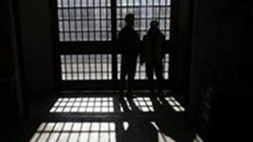 কারাগার থেকে পালাতে গিয়ে জয়শঙ্করের পা ভেঙে যায়। ফলে বেশিদূর পালাতে পারেনি সে। গা ঢাকা দিয়ে থাকার সময় পুলিশের এক চরের হাতে ধরা পড়ে যায় সে। ৭৫ হাজার টাকা খরচ করে তার পায়ে অস্ত্রোপচার করে পুলিশ।