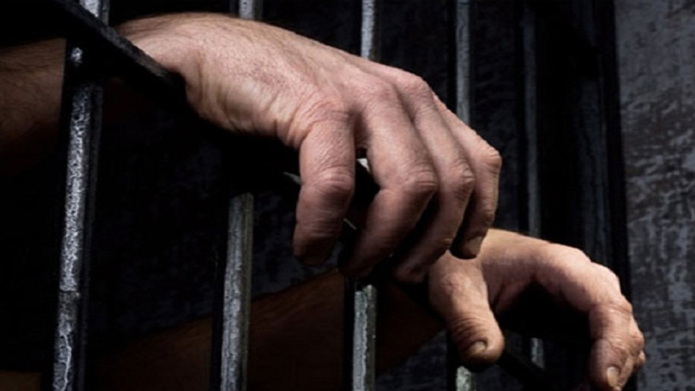 ময়নাতদন্তে জানা যায়, ব্লেড দিয়ে নিজের গলার শিরা কাটার জেরে মৃত্যু হয়েছে জয়শঙ্করের। খুনের অভিযোগ উড়িয়ে পুলিশ জানায়, আত্মঘাতী হয়েছে এই কুখ্যাত অপরাধী।     (ছবি: আর্কাইভ ও সোশ্যাল মিডিয়া)