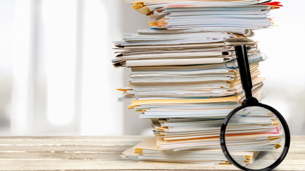 দ্বিতীয় যে পৃষ্ঠদেশের উপর করোনাভাইরাস বেশি ক্ষণ বেঁচে থাকতে পারে, তা হল  কাগজ।  তবে প্রথমেই বলে রাখা দরকার, গবেষকরা জানিয়েছেন, খবরের কাগজ থেকে কোনওভাবেই এই ভাইরাস ছড়াতে পারে না। কারণ যাদবপুর বিশ্ববিদ্যালয়ের প্রিন্টিং ইঞ্জিনিয়ারিং বিভাগের অধ্যাপক কানাইচন্দ্র পাল বলছেন, ‘‘কাগজের মাধ্যমে এই সংক্রমণ ছড়ানোর কোনও আশঙ্কাই নেই। কাগজ যা দিয়ে তৈরি, বিশেষ করে সংবাদপত্রের প্রক্রিয়াকরণের সময়ে যে সমস্ত রাসায়নিক ব্যবহার করা হয়, তার উপরে ড্রপলেটের বেঁচে থাকা অসম্ভব।’’