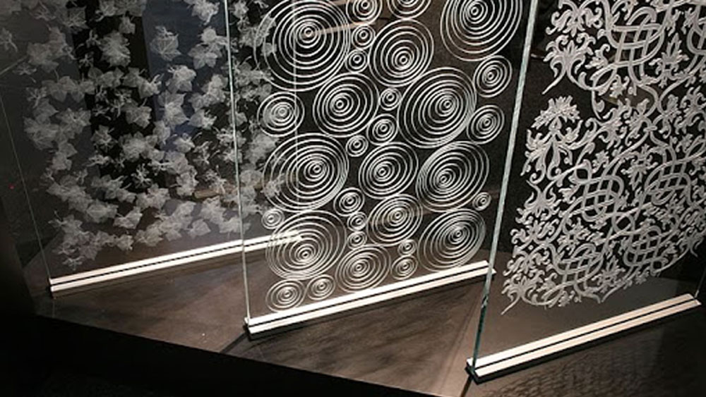 তৃতীয় যে পৃষ্ঠদেশের উপর করোনাভাইরাস বেশি ক্ষণ বেঁচে থাকতে পারে, তা হল কাচ। গবেষণায় দেখা গিয়েছে, কাচ জাতীয় কোনও পৃষ্ঠদেশের উপর অন্তত চার দিন পর্যন্ত বেঁচে থাকতে পারে করোনাভাইরাস।