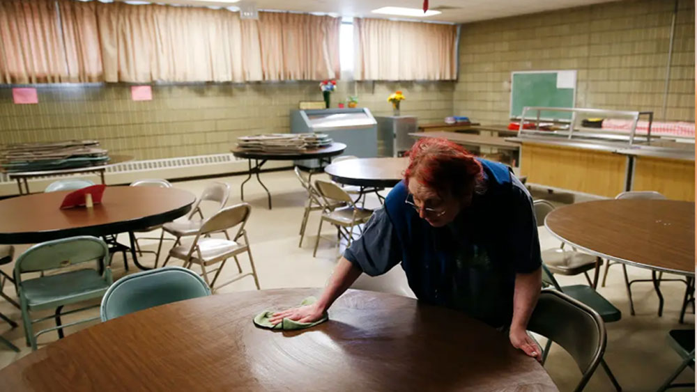 একই ভাবে কাচের মতো সমান সংক্রমণযোগ্য হল কাঠ। কাঠের বস্তুর উপর এই ভাইরাস চার দিন পর্যন্ত বেঁচে থাকতে পারে।