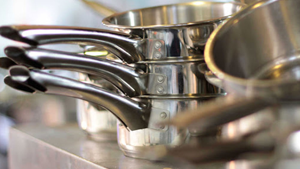 এর পর যে পৃষ্ঠদেশের উপর করোনাভাইরাস বেশি ক্ষণ বেঁচে থাকতে পারে, তা হল  স্টেইনলেস স্টিল। গবেষণায় দেখা গিয়েছে, স্টেইনলেস স্টিলের উপর এই ভাইরাস ৪৮ ঘণ্টা পর্যন্ত সক্রিয় থাকে।