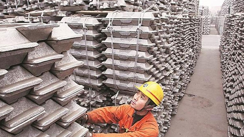 যে কতগুলি ধাতব বস্তু নিয়ে গবেষণা চালানো হয়েছে। তার মধ্যে আর একটি হল অ্যালুমিনিয়াম। গবেষকরা জানাচ্ছেন, অ্যালুমিনিয়ামের উপর এই ভাইরাস দু’ঘণ্টা থেকে চার ঘণ্টা পর্যন্ত বেঁচে থাকতে পারে।