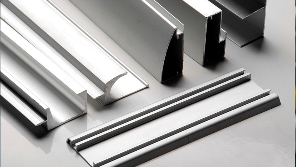 তবে ‘নেকেড’ ভাইরাস কোনও সারফেসেই বাঁচতে পারে না। এদের টিকে থাকার জন্য ড্রপলেটের প্রয়োজন হয়। অ্যালুমিনিয়াম জাতীয় পদার্থের উপর যদি এই ড্রপলেট পড়ে, তবেই তা সংক্রমণযোগ্য।