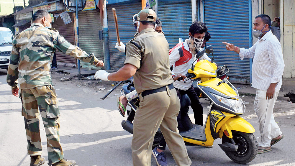 Coronavirus in India: Police lathicharge on crowd as they broke the lockdown order