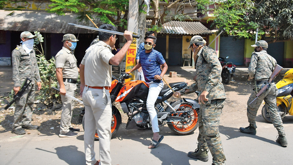 লকডাউন না-মেনে রাস্তায় বেরোনোয় মার পুলিশের। রামপুরহাটের জয়কৃষ্ণপুরে। মঙ্গলবার। ছবি: সব্যসাচী ইসলাম