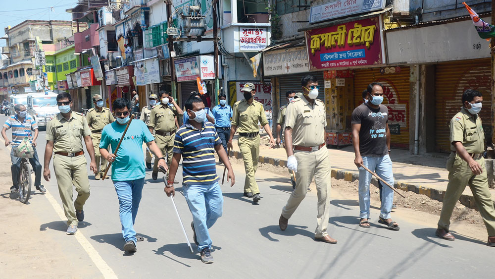 Coronavirus in India: Police attacks people to empty the streets