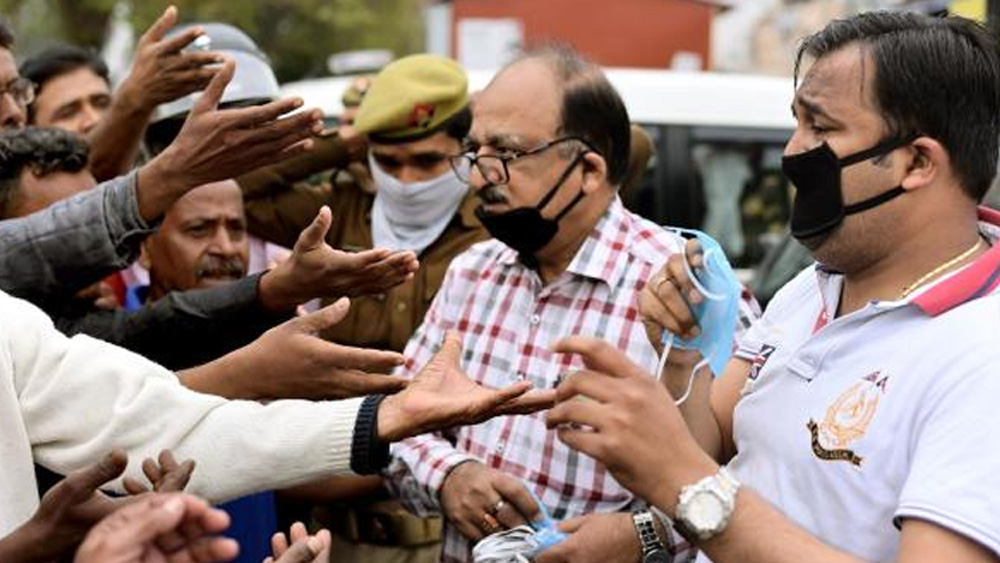 সংবাদপত্র, বৈদ্যুতিন মাধ্যম থেকে ডিজিটাল মাধ্যম। যে কোনও গণমাধ্যমেই ঘটনাস্থল থেকে সংবাদ পরিবেশন করতে হয় রিপোর্টারদের। তাঁদের ক্ষেত্রে সংক্রমণের আশঙ্কা অনেক বেশি। চিকিৎসক সুমিত সেনগুপ্তর মতে, সেক্ষেত্রে একে অন্যের থেকে অন্তত তিন ফুট দূরত্ব বজায় রাখুন। সবথেকে ভাল হয় যদি ৬ ফুট দূরত্ব বজায় রাখা যায়।