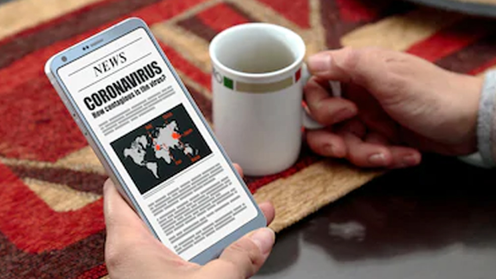 কিন্তু কাজের ক্ষেত্রে সাংবাদিকদের এই দূরত্ব বজায় রাখা বেশিরভাগ সময়েই সম্ভব হয় না। চিকিৎসকের মতে, তাই সেক্ষেত্রে  মাস্ক পরতে পারেন। পরার আগে এবং পরে পরিষ্কার করে নেবেন। একই মাস্ক বেশি ক্ষণ পরে থাকবেন না। ক্রমাগত কথা বলতে বলতে ভিজে গেলেই বদলে ফেলুন। তবে পুরনো মাস্ক খোলা বা নতুন মাস্ক পরা, কোনও সময়েই মাস্কে হাত দেবেন না। ইলাস্টিক ধরে মাস্ক খুলবেন এবং পরবেন।