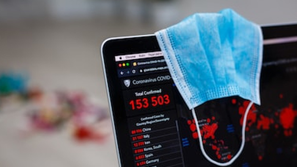 চিকিৎসক সেনগুপ্তর মতে, মাস্কের থেকেও বেশি গুরুত্বপূর্ণ হল হাত পরিষ্কার রাখা। এবং, যখনতখন অপরিষ্কার হাত চোখেমুখে না দেওয়া। সেটা খুবই কঠিন কাজ। কারণ মানুষ সহজাত প্রবণতাতেই মুখে হাত দিয়ে ফেলে। তাই কার্যত মনে মনে আওড়াতে হবে, মুখে হাত দেওয়া চলবে না।