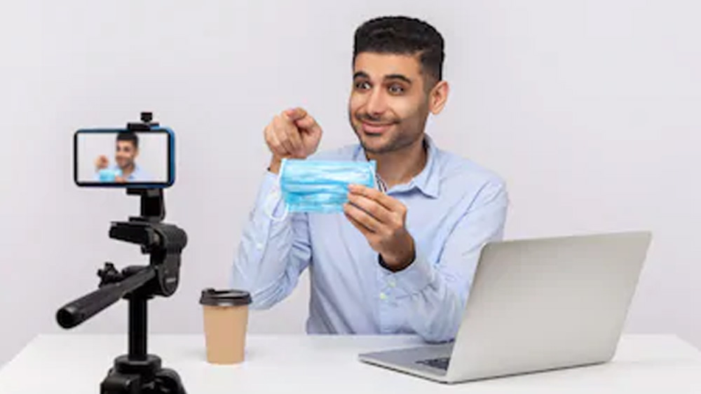 সবসময় সঙ্গে রাখুন হ্যান্ড স্যানিটাইজার। তবে সুযোগ পেলে ব্যবহার করুন সাবান আর জল। সাবান এবং জলে কুড়ি সেকেন্ড হাত ধোয়া স্যানিটাইজারের তুলনায় অনেক বেশি কার্যকর। সাবান বা স্যানিটাইজার না থাকলে কাজে লাগান ওয়েট ওয়াইপস। খেয়াল রাখুন স্যানিটাইজারের ৭০ শতাংশ যেন অ্যালকোহল হয়। হাতের সঙ্গে পরিষ্কার রাখুন নিজের মোবাইলকেও।