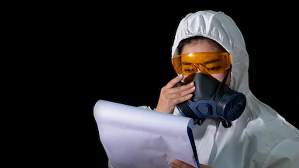 সংক্রামিত এলাকা থেকে সংবাদ পরিবেশন করতে হলে চেষ্টা করুন সরঞ্জাম নীচে না নামিয়ে হাতে ধরে রাখতে।