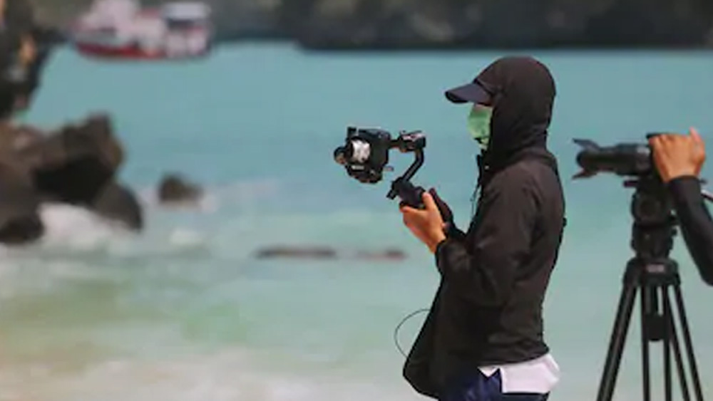 অফিসে বাড়তি পোশাক ও জুতো রাখুন। অ্যাসাইনমেন্টের ঘটনাস্থল থেকে ফিরে দ্রুত বদলে ফেলুন পোশাক। সম্ভব হলে গরম জলে স্নান করুন। গরম জলে জীবাণুনাশক মিশিয়ে কাচতে হবে পোশাক। যে জুতো পরে অ্যাসাইনমেন্টে যাবেন, সেটা পরে অফিস বা বাড়িতে হাঁটাচলা করবেন না।