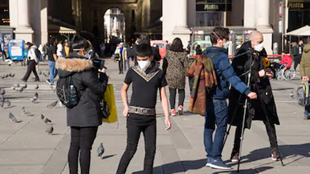 কাজের চাপ বেশি হলেও দিনের কোনও সময় মিল স্কিপ করবেন না। এড়িয়ে চলুন মশলাদার খাবার। ডায়েটে রাখুন হালকা রান্না করা খাবার এবং ফলমূল। বাইরে এক্সপোজার যতটা সম্ভব এড়িয়ে চলুন। ইন্টারনেট এবং ফোনের মাধ্যমে যতটা সম্ভব কাজ সেরে রাখুন। বয়স পঞ্চাশ পেরিয়ে গেলে বা তার থেকে কমবয়সিদের কোনও ক্রনিক অসুখ থাকলে সংক্রামিত এলাকায় না যাওয়াই বাঞ্ছনীয়। কারণ এই দু’টি ক্ষেত্রে করোনাভাইরাসের সংক্রমণের হার সবথেকে বেশি।