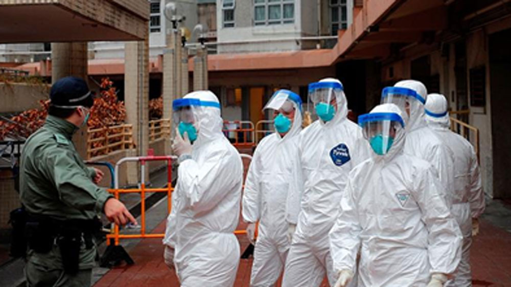 এমন অবস্থায় বিশ্ব জুড়েই আতঙ্ক ছড়িয়ে পড়েছে। ভারতে এখনও ততটা থাবা বসাতে না পারলেও এ দেশের মতো ঘনজনবসতিপূর্ণ দেশের অবস্থা আরও সঙ্কটজনক হতে পারে বলে আশঙ্কা করছেন চিকিত্সকেরা।