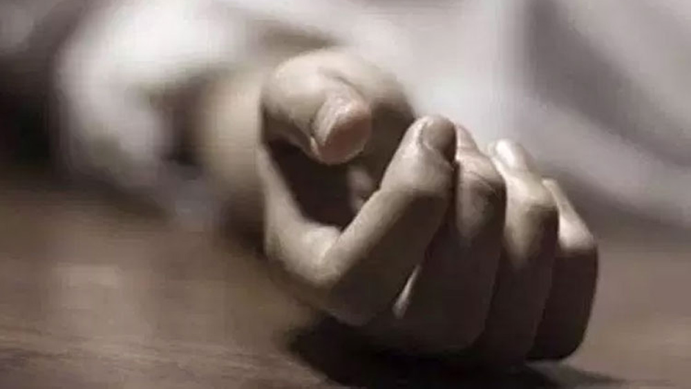 তার পর তিন জোড়া সোনার বালার জন্য দেবকীর নিথর দেহ থেকে দু’টি হাতই কেটে ফেলে। স্বীকারোক্তিতে সে জানিয়েছিল, মৃতদেহ থেকে সোনার বালা খুলে নেওয়ার মতো সময় বা ধৈর্য তার ছিল না!