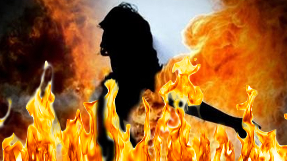 ঘাতকের হাত থেকে স্ত্রীকে বাঁচাতে গিয়ে আহত হন দেবকীর স্বামী রামকৃষ্ণণ। এখানেই শেষ নয়। চারদিকে কেরোসিন ছড়িয়ে, রান্নার গ্যাস অন করে ঘটনাস্থল পুড়িয়ে দেয় সে।